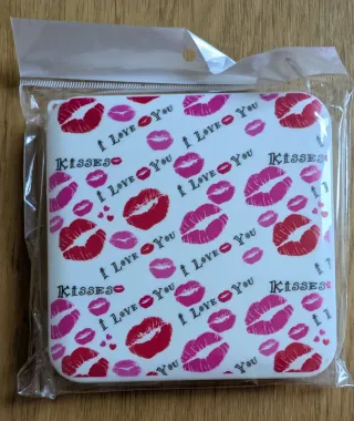 Caja decorada con besos y corazones