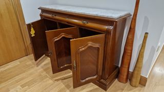 Aparador de madera con tapa de mármol