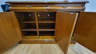 Aparador de madera con tapa de mármol