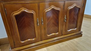 Aparador de madera con tapa de mármol