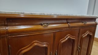 Aparador de madera con tapa de mármol