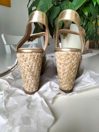 Sandalias doradas de cuña