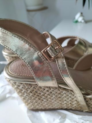 Sandalias doradas de cuña