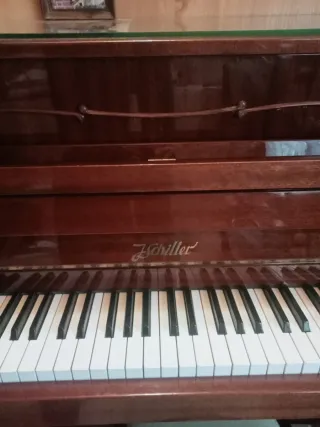 Piano vertical madera oscura