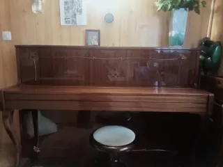 Piano vertical madera oscura