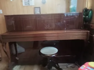 Piano vertical madera oscura