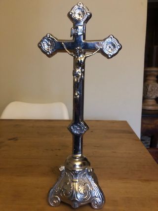 Antiguo Cristo de mesa plateado