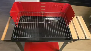 Barbacoa Negra y Roja Montada