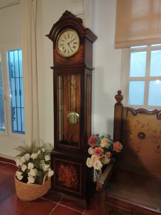 Reloj de pie de madera y cristal