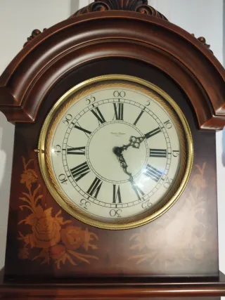 Reloj de pie de madera y cristal