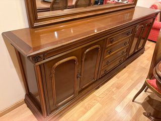 Aparador de madera con detalles