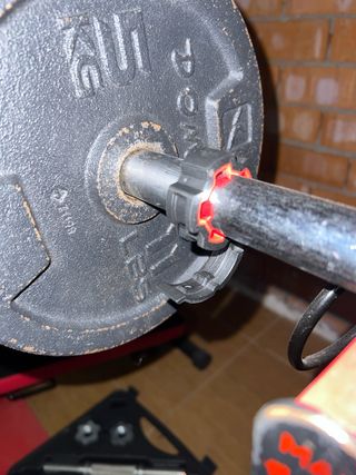 Banco de pesas con barra y discos