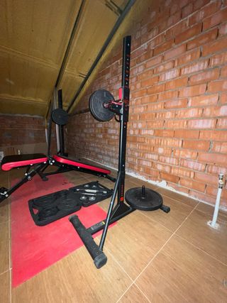 Banco de pesas con barra y discos