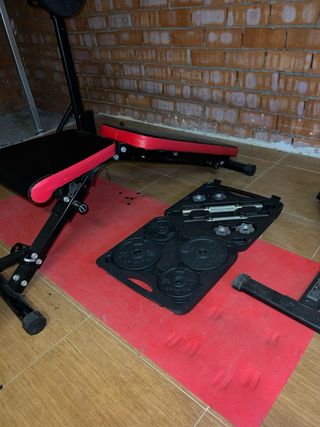 Banco de pesas con barra y discos