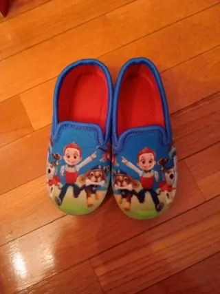 Zapatillas cerradas niño Minions y Patrulla Canina