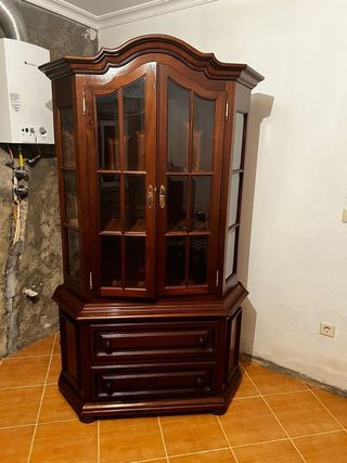 Estante de madeira com portas de vidro