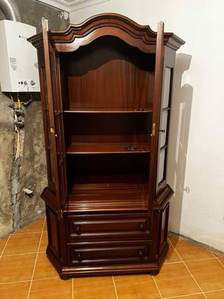 Estante de madeira com portas de vidro