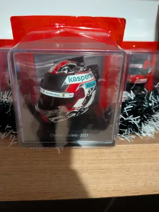 Casco Ferrari Charles Leclerc 2021 Spark, 1:5