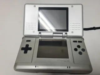 Nintendo DS Plata + Cartucho multijuegos + Funda