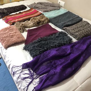 Lote de bufandas y pañuelos.