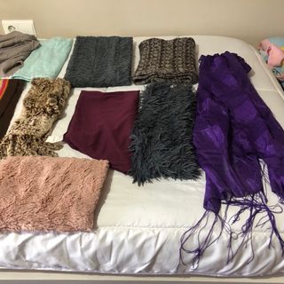 Lote de bufandas y pañuelos.