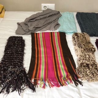 Lote de bufandas y pañuelos.