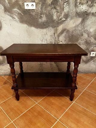 Mesa de madeira escura