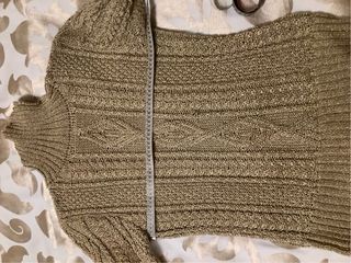 Jersey Pedro del Hierro dorado cuello alto