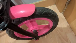Bicicleta rosa sin pedales