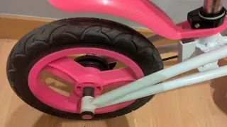 Bicicleta rosa sin pedales