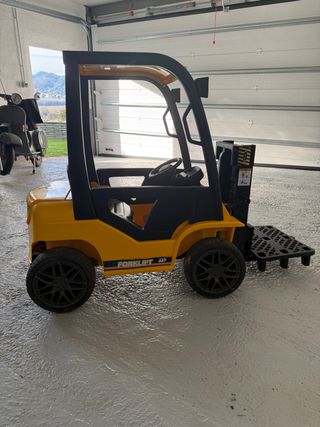 Carretilla elevadora de juguete amarilla