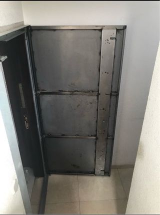 Puerta metálica anti okupa
