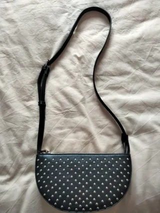 Bolso negro con tachuelas plateadas