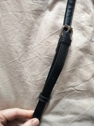 Bolso negro con tachuelas plateadas