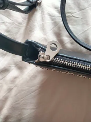 Bolso negro con tachuelas plateadas