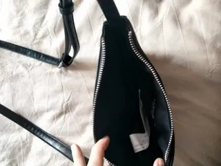 Bolso negro con tachuelas plateadas