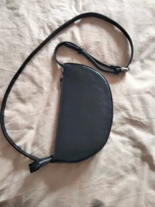 Bolso negro con tachuelas plateadas