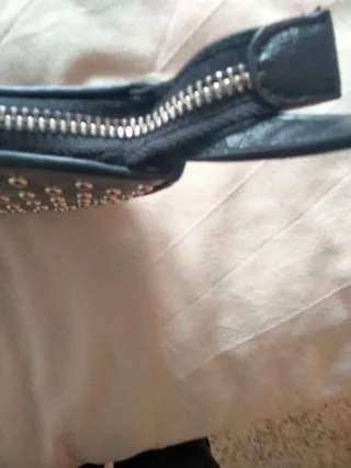 Bolso negro con tachuelas plateadas