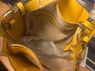 Bolso amarillo con detalle