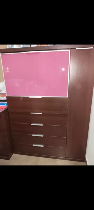 Mueble cajonera con superficie rosa