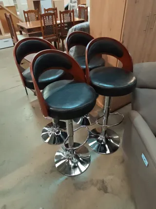 Taburetes altos negros y marrones