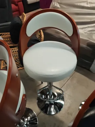 Taburetes altos negros y marrones