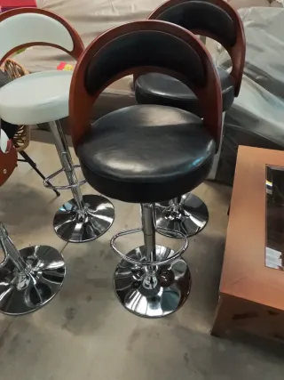 Taburetes altos negros y marrones