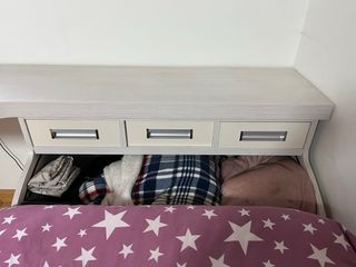 Escritorio blanco y beige con cajoneras