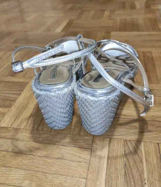 Sandalias plateadas de cuña