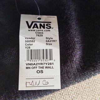 Gorro OFF THE WALL negro con pompón