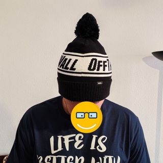 Gorro OFF THE WALL negro con pompón