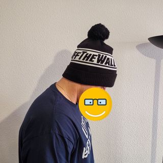 Gorro OFF THE WALL negro con pompón