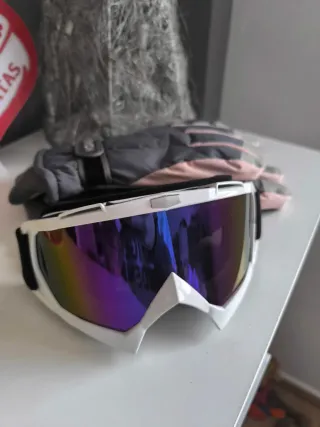 Gafas y guantes de esquí