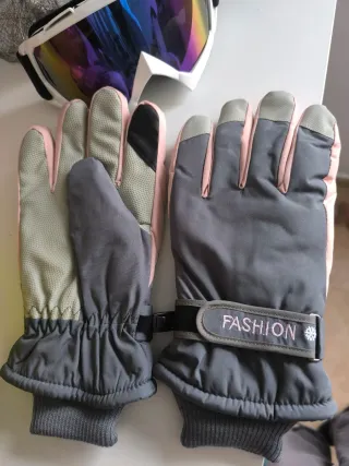 Gafas y guantes de esquí